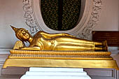 Thailand, Phra Pathom Chedi, the nation's largest pagoda in Nakorn Pathom. Buddha statue in niche of the outer courtyard.